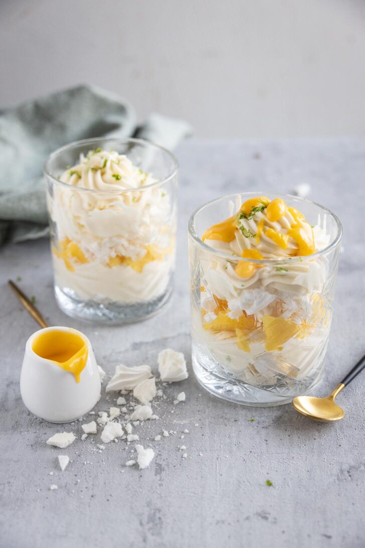 Makkelijk paastoetje met een chocolade paashaasje en lemon curd