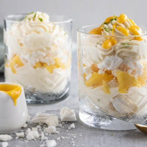 Paastoetje met advocaat in een glas