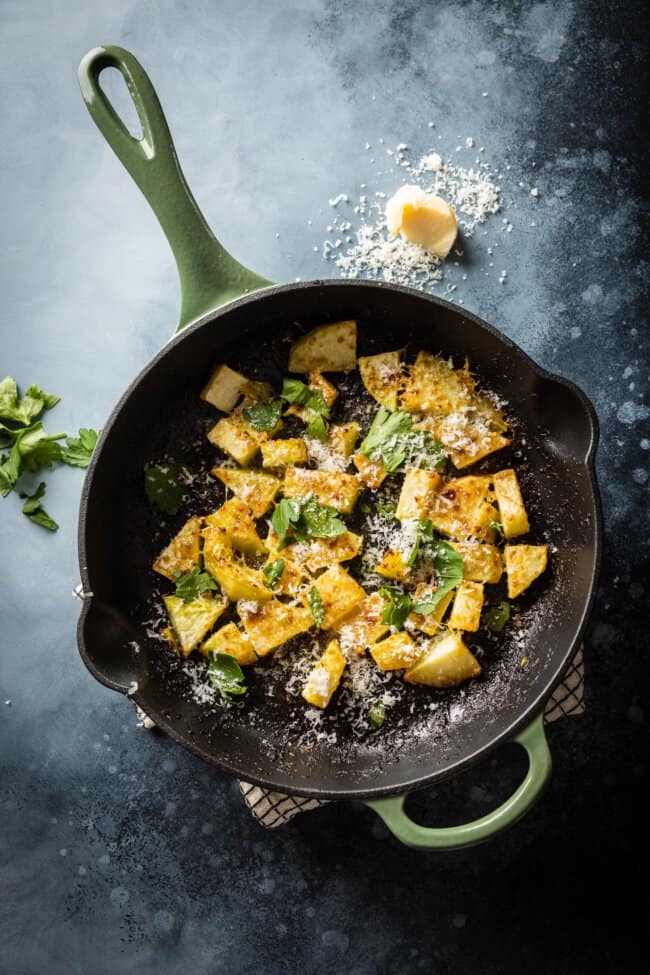 geroosterde koolrabi in de pan