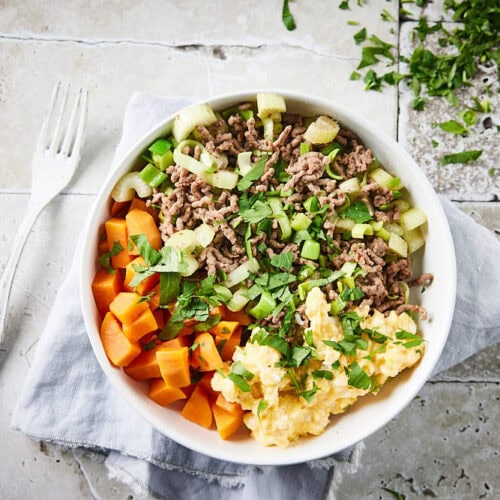 Zoete aardappelbowl met gehakt