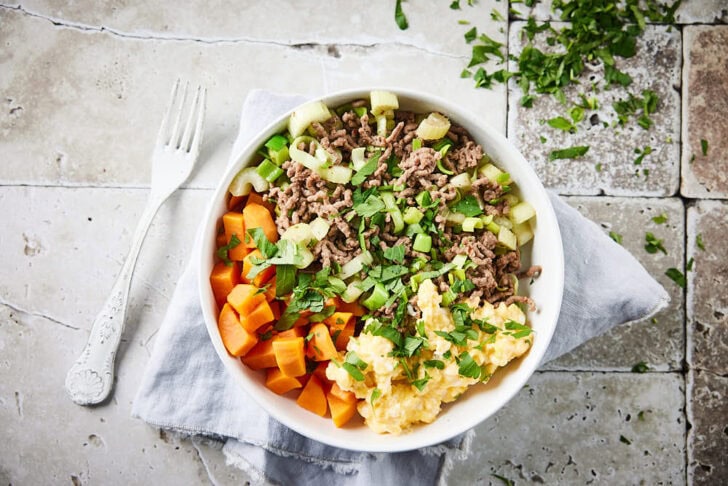 Zoete aardappelbowl met gehakt