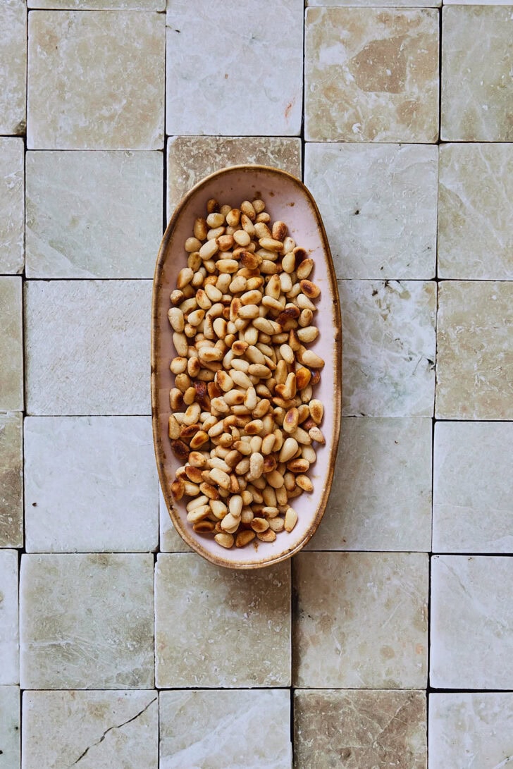 Geroosterde pijnboompitjes op tegeltjes