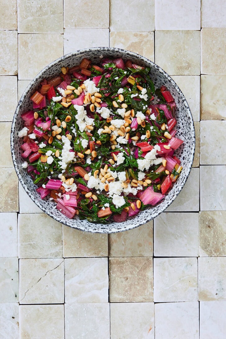 Snijbiet met feta en pijnboompitjes in kom op tegeltjes