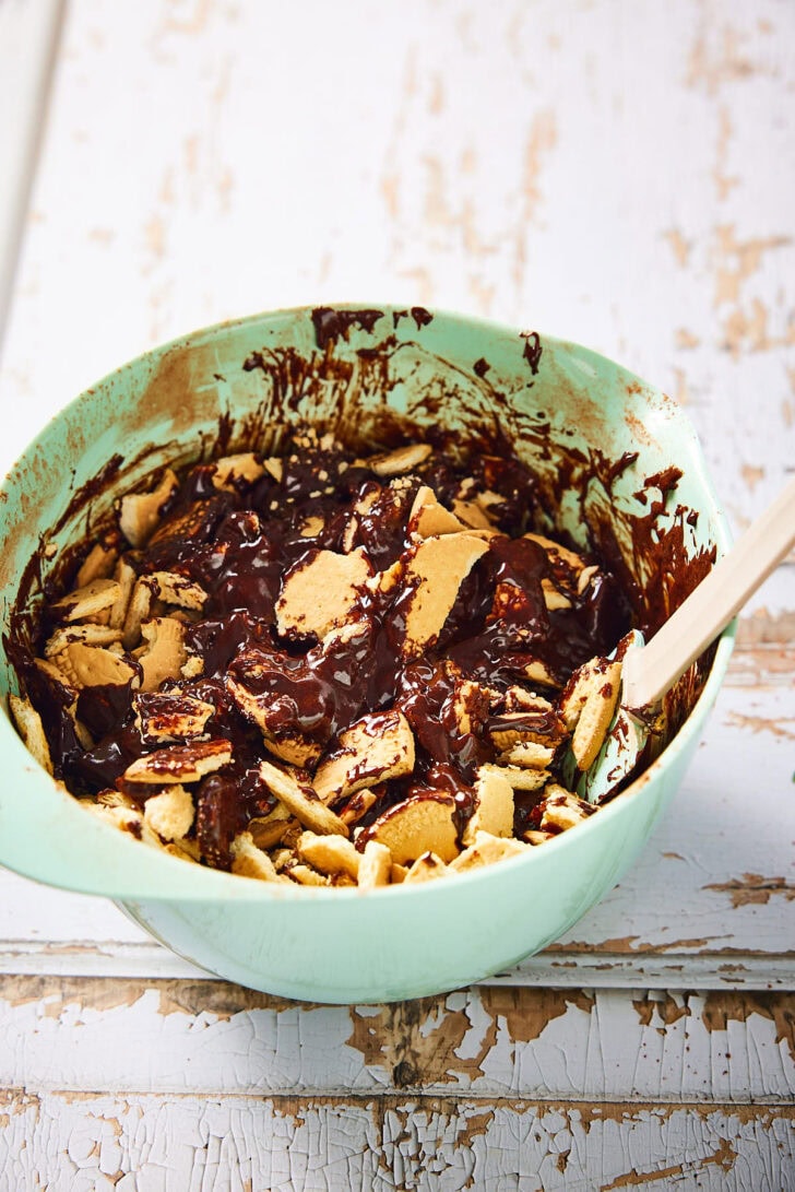 Voeg de biscuitjes toe