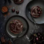 Chocoladetaart met ganache en kersen