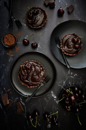 Chocoladetaart met ganache en kersen