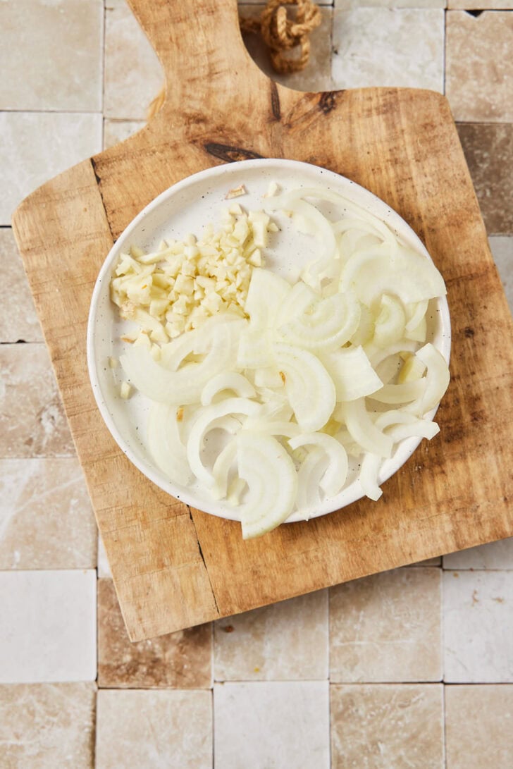 Snij de ui en de knoflook