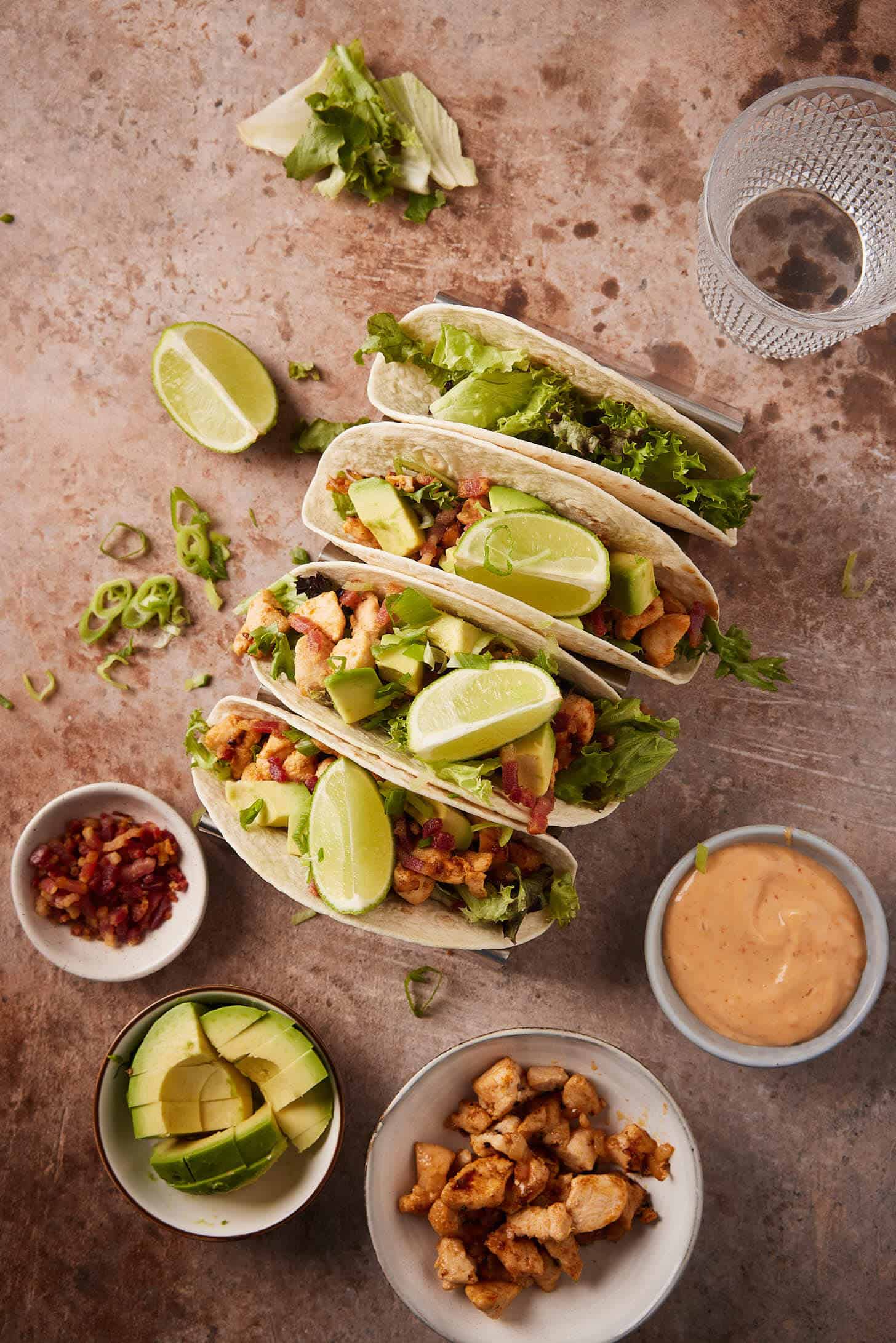 Kiptaco's met spekjes en avocado