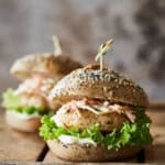 Kipburger met koolsla