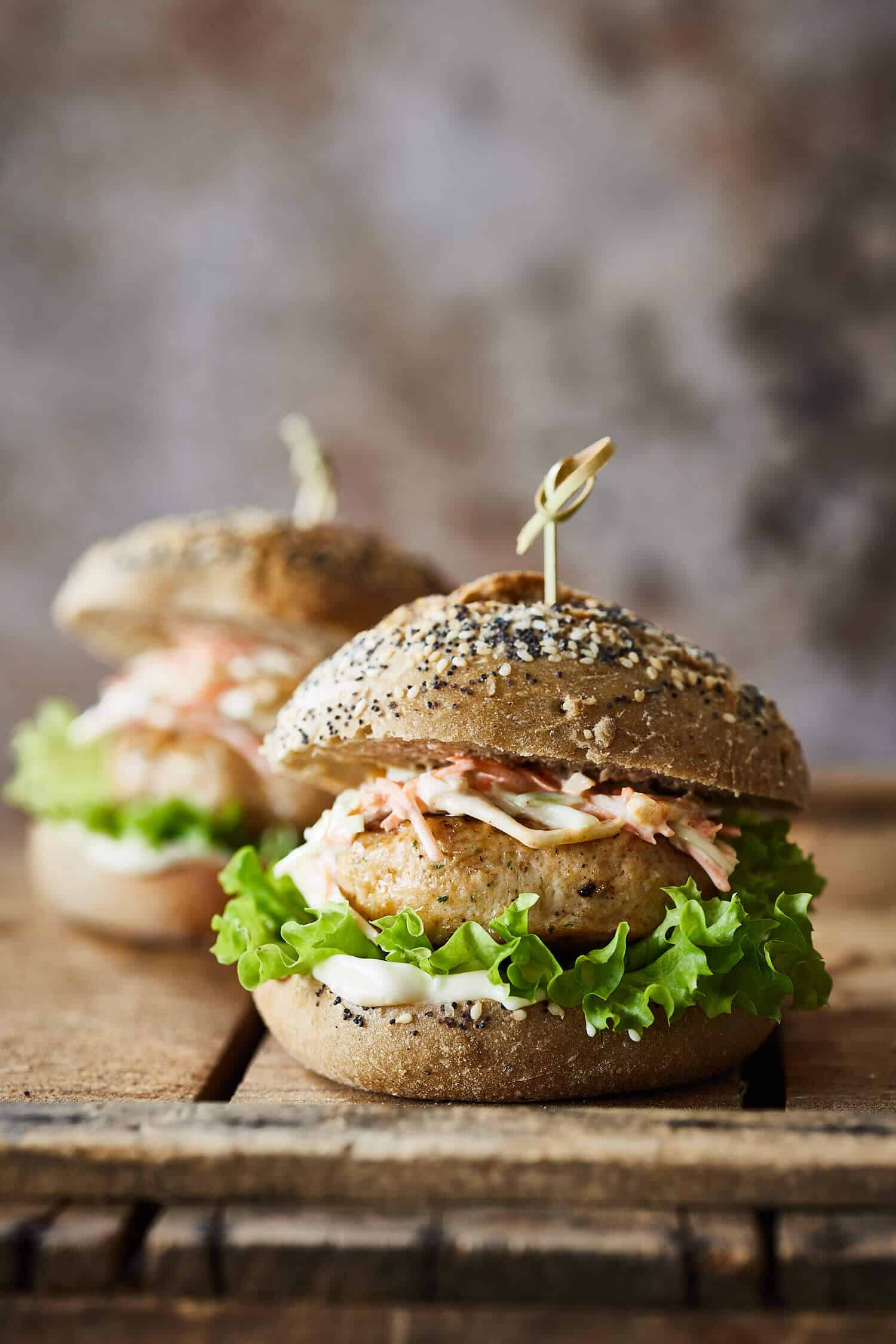 Kipburger met koolsla
