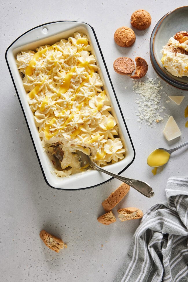 Tiramisu met advocaat in grote schaal met lepel