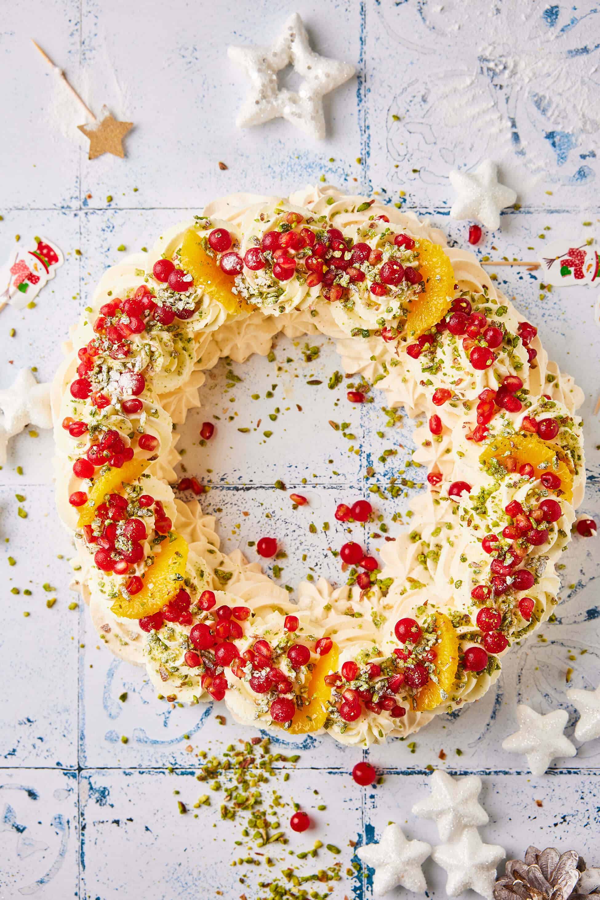 Pavlova krans met sinaasappel en pistache