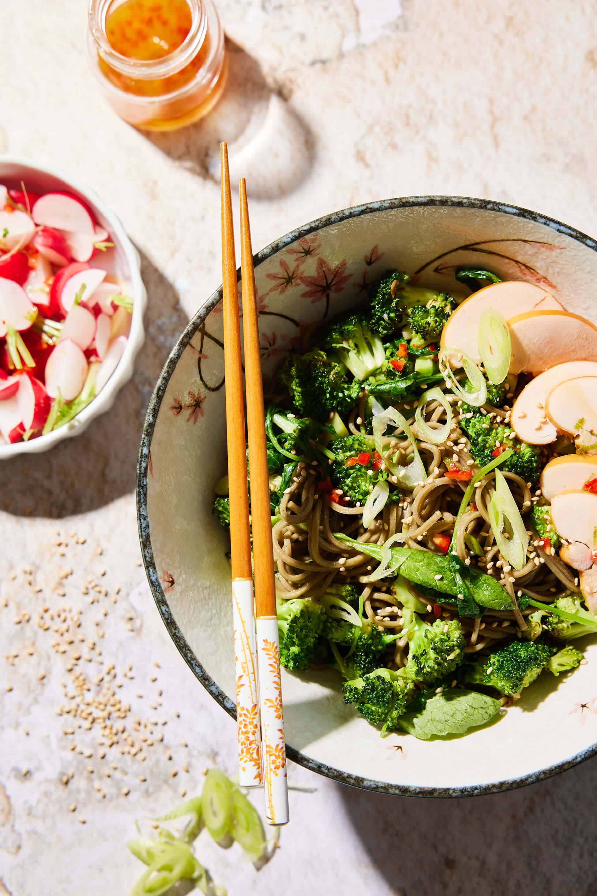 Noedels met broccoli, gerookte kip en gesmoord radijsblad