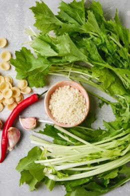 Ingredienten voor pasta met raapstelen