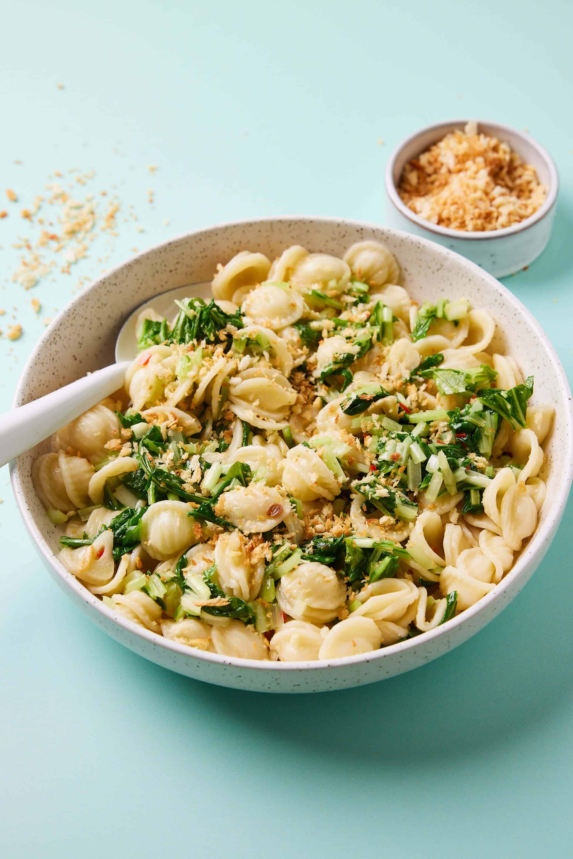 Pasta met raapstelen. Grote lepel in de kom