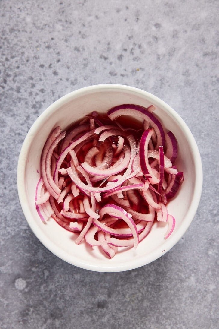 Marineer de ui in rode wijn azijn