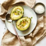 Gebakken avocado met ei