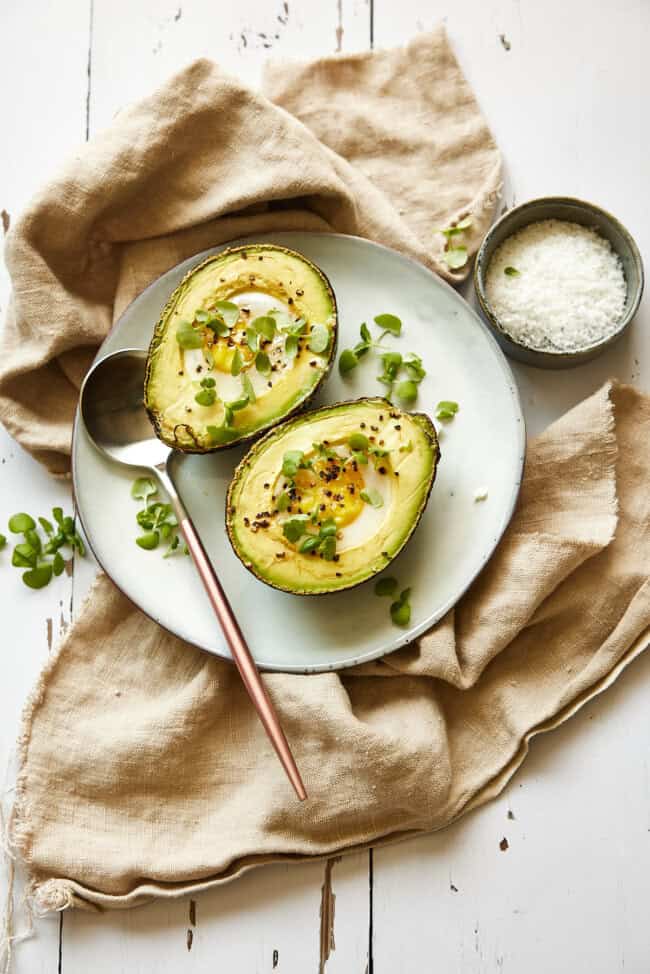 Gebakken avocado met ei