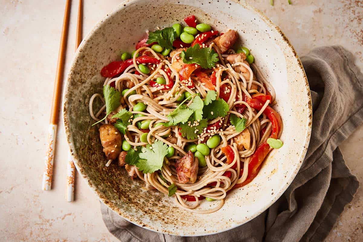 Noedelsalade met kip en edamame