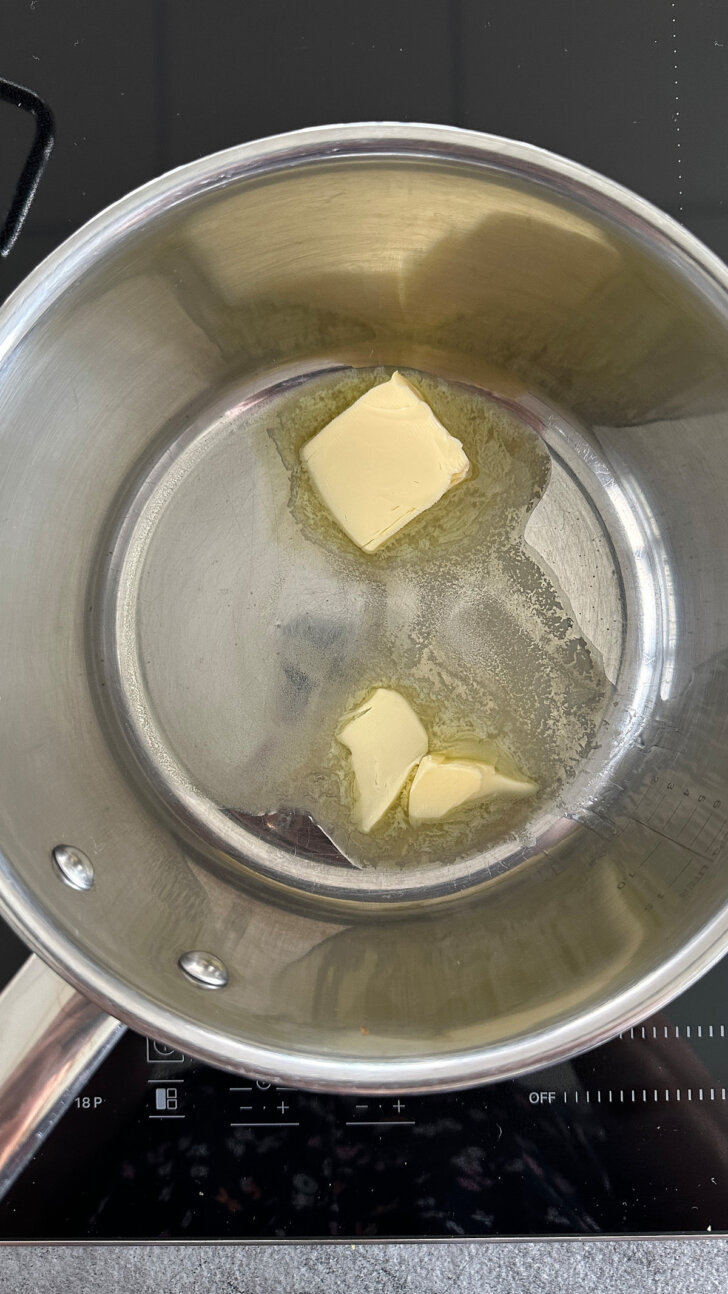 Smelt de boter voor de bechamelsaus