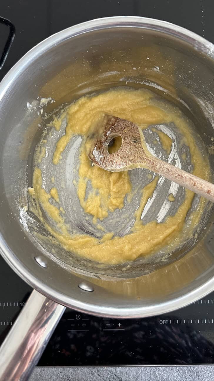 Laat de bechamel even goed bakken