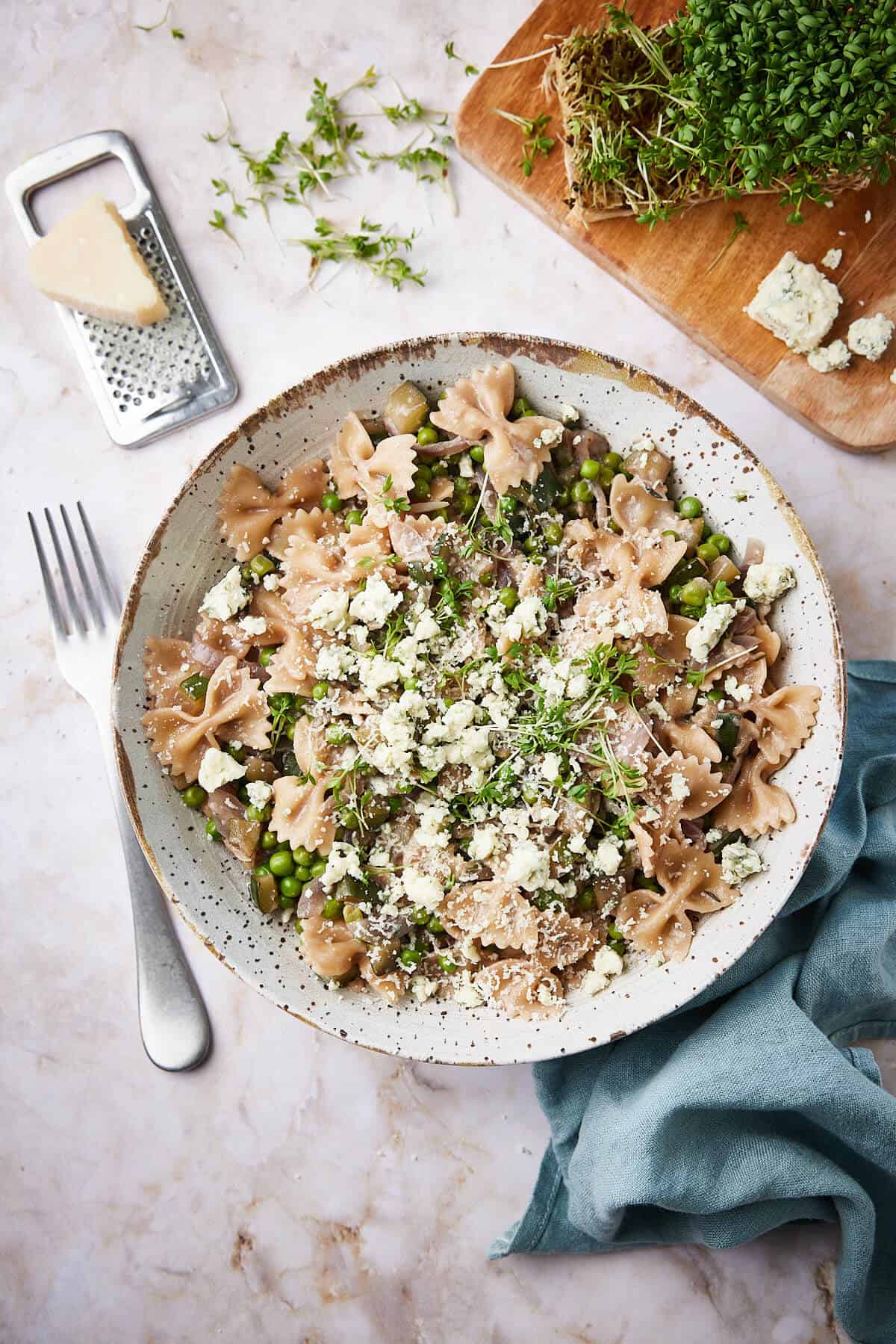 Eenpanspasta met courgette, doperwten en blauwe kaas
