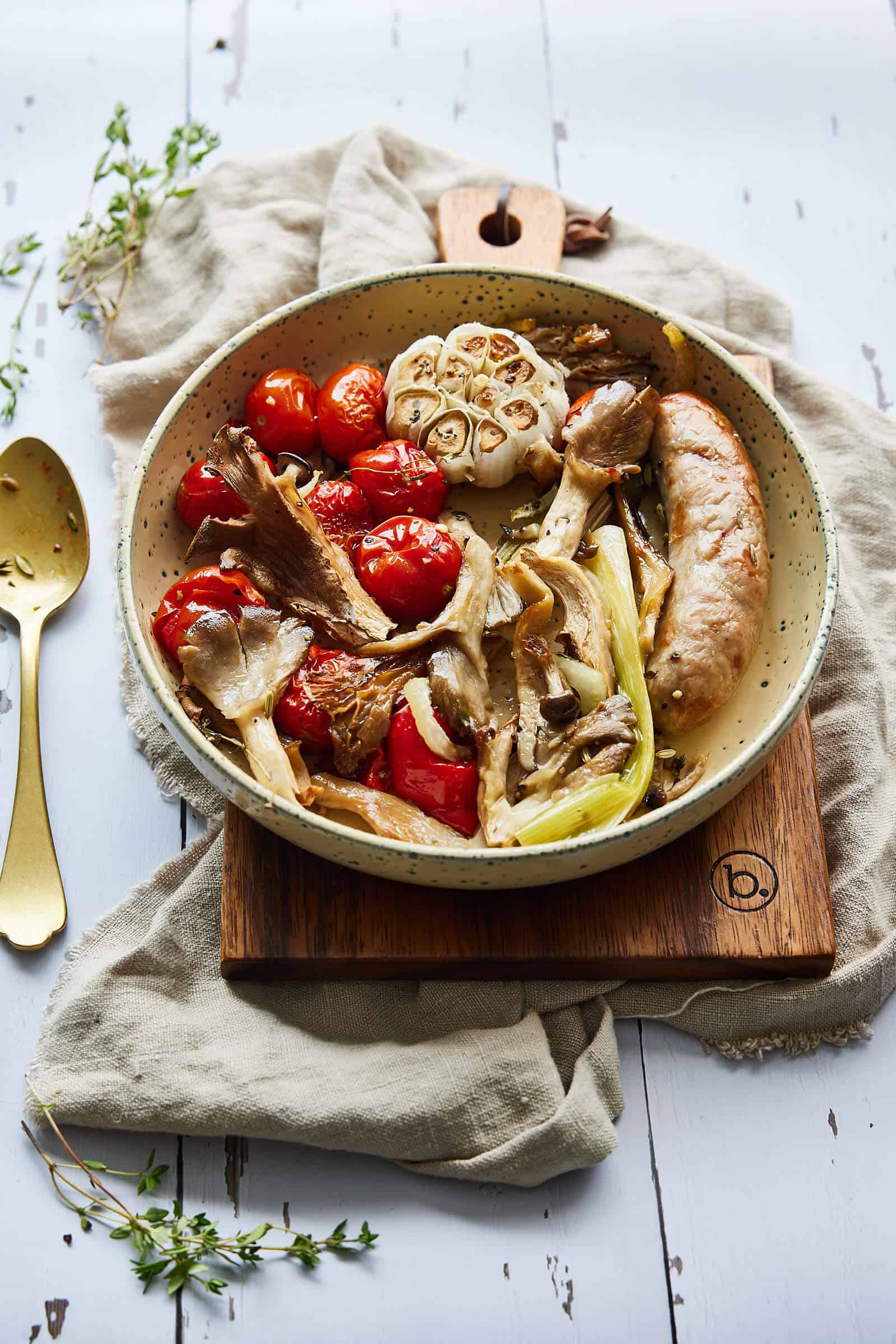 Traybake met paddenstoelen en saucijzen