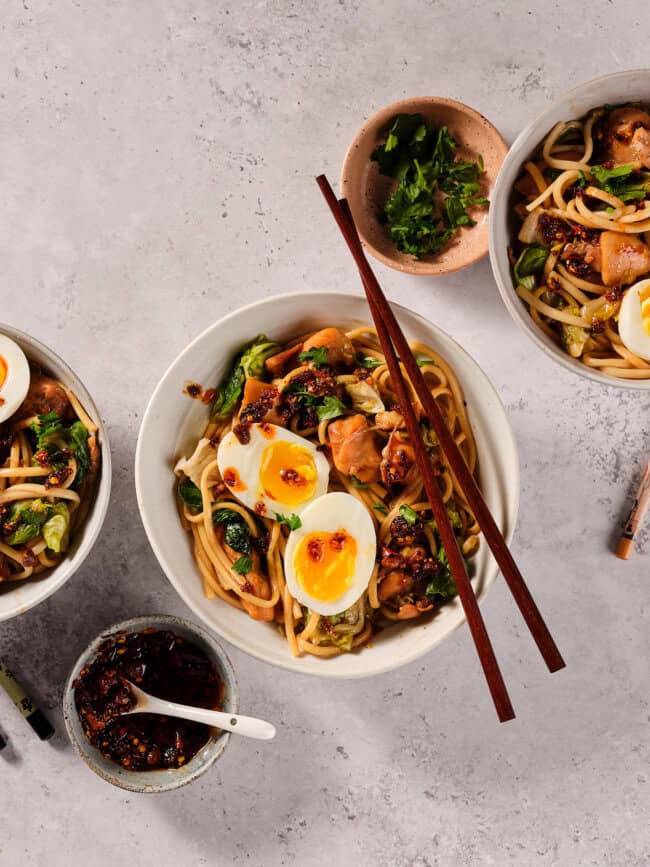 Andijvie roerbak met noedels en honing kip