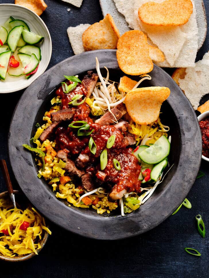 Babi pangang met pindasaus