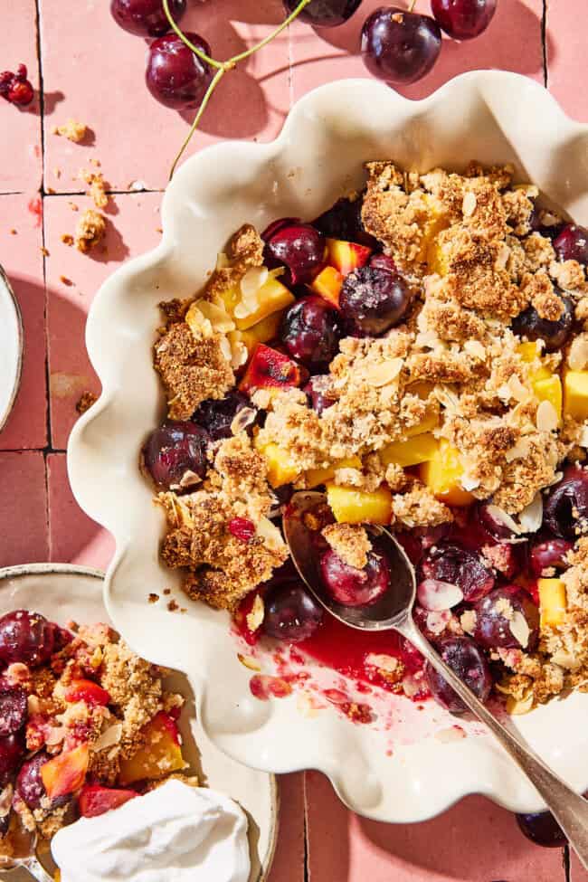 Kersen crumble met mango