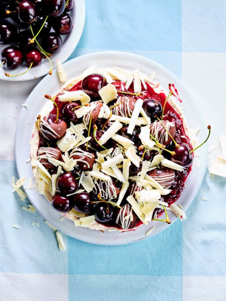 Monchoutaart met kersen