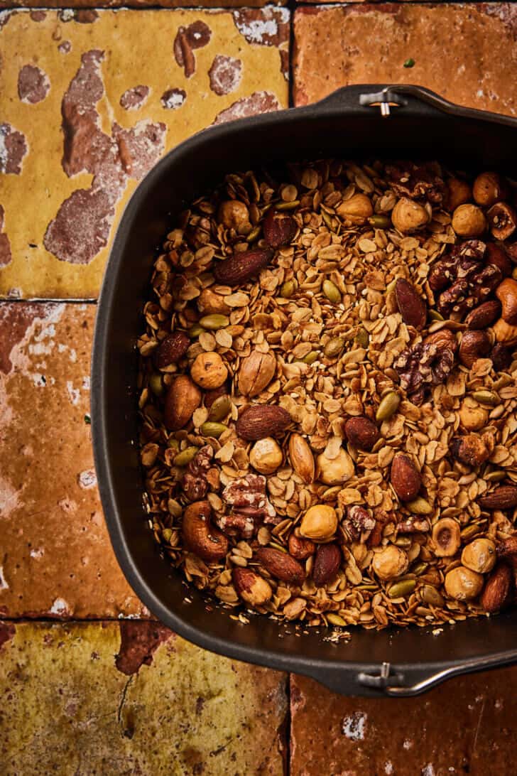 Airfryer granola in het bakje van de airfryer