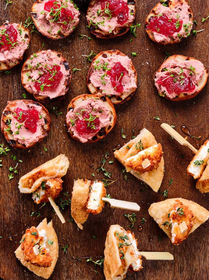 Oliebol toast en appelflap met geitenkaas