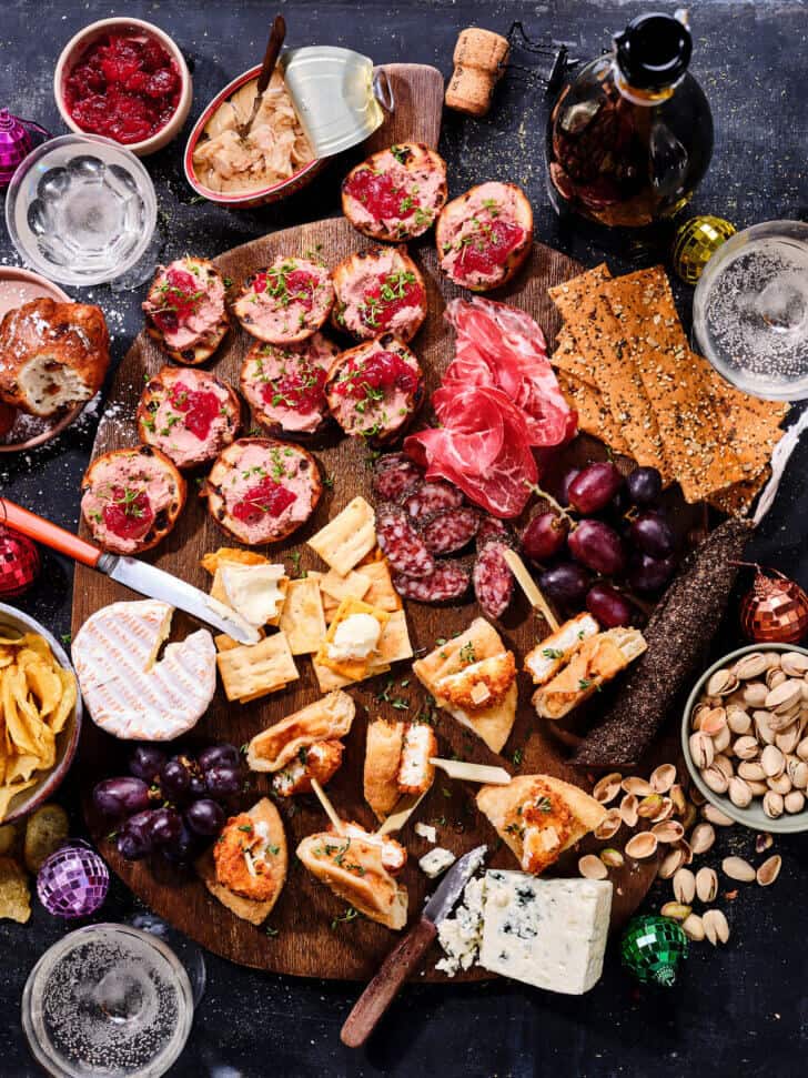 oud- en nieuw borrelplank met toast van oliebollen