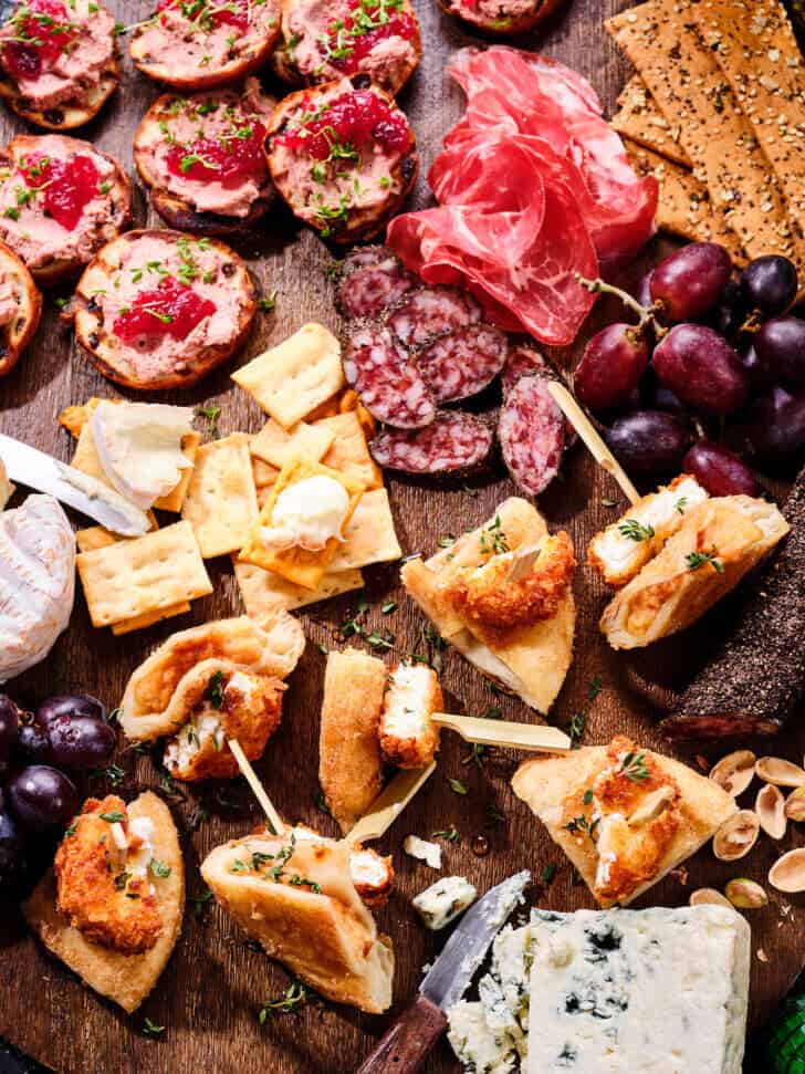 Oud- en nieuw borrelplank met oliebollen toast en appelbeignets met geitenkaas