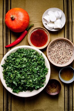 Ingredienten voor de boerenkoolsalade met pompoen