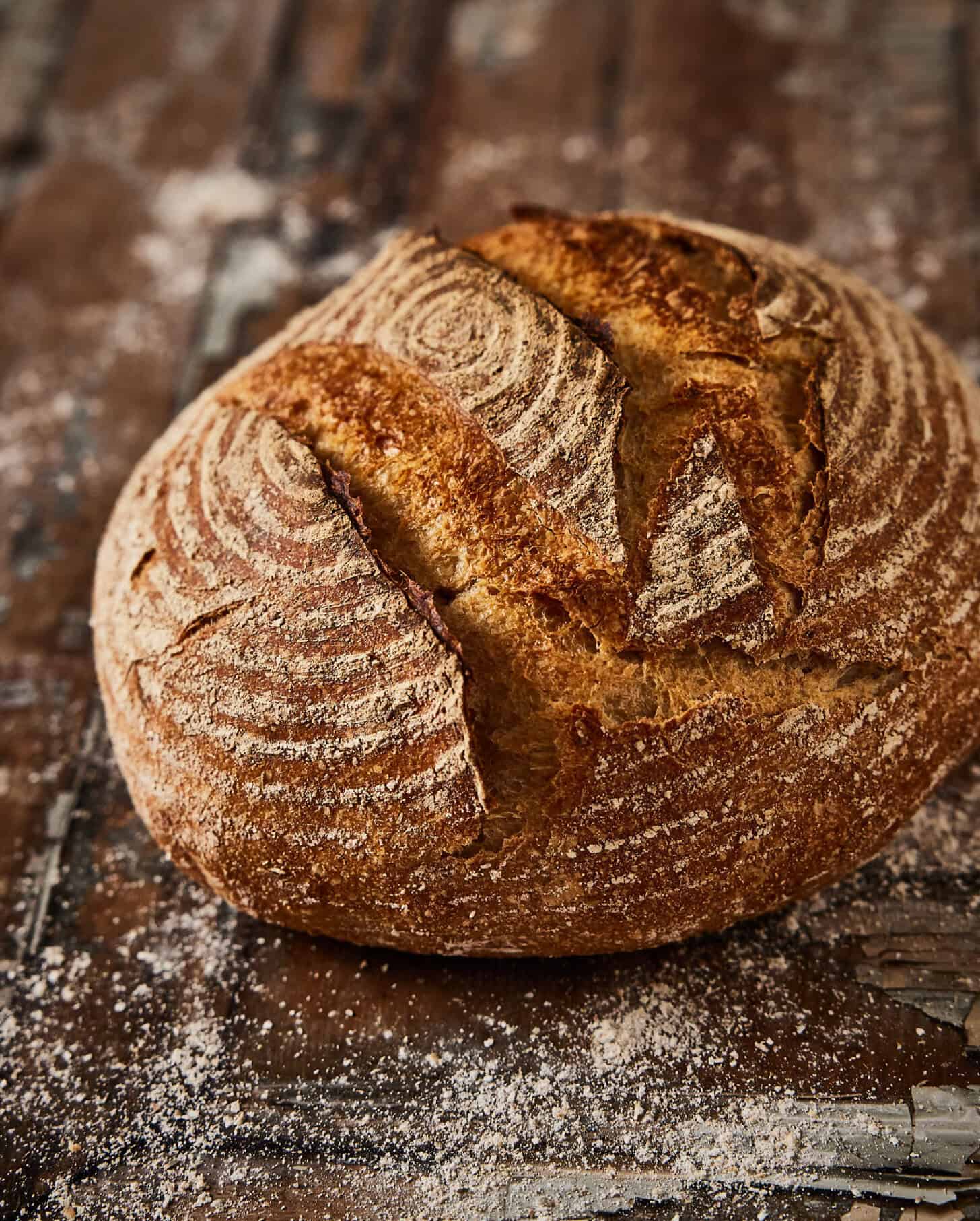 Recept: zuurdesembrood met olijf en cheddar voor bij de Paasbrunch