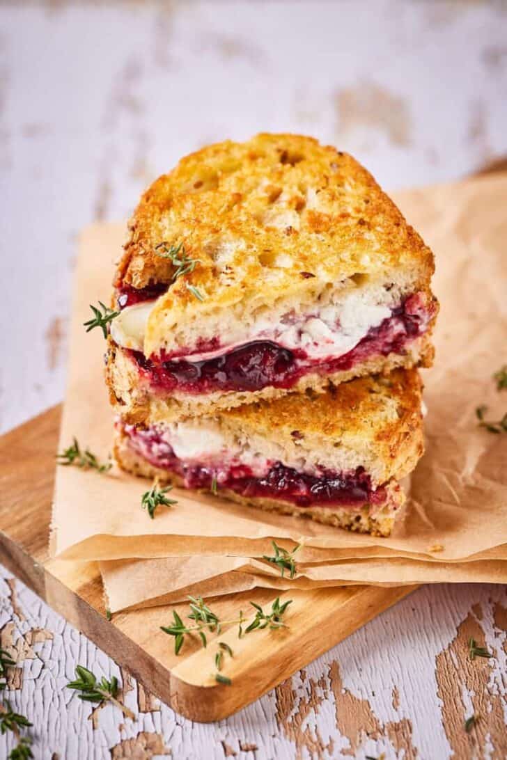 Gegrilde geitenkaas sandwich