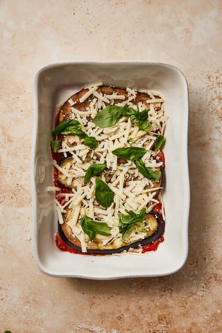 Bestrooi met parmezaan en verse basilicum