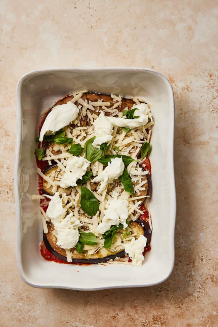 Verdeel wat mozzarella erover