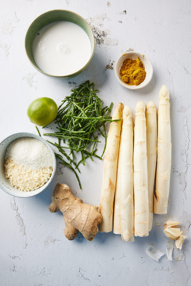 Ingredienten voor witte asperges met zeekraal