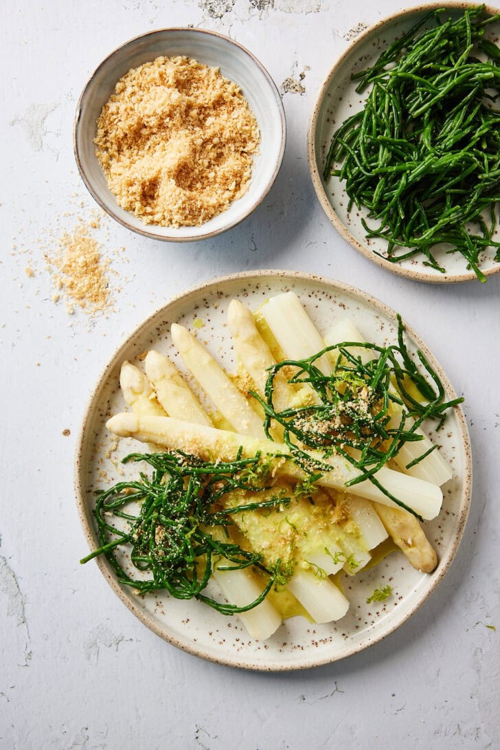 Witte asperges met zeekraal