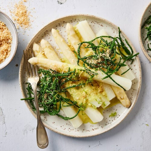 Witte asperges met zeekraal