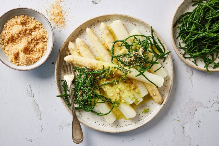 Witte asperges met zeekraal
