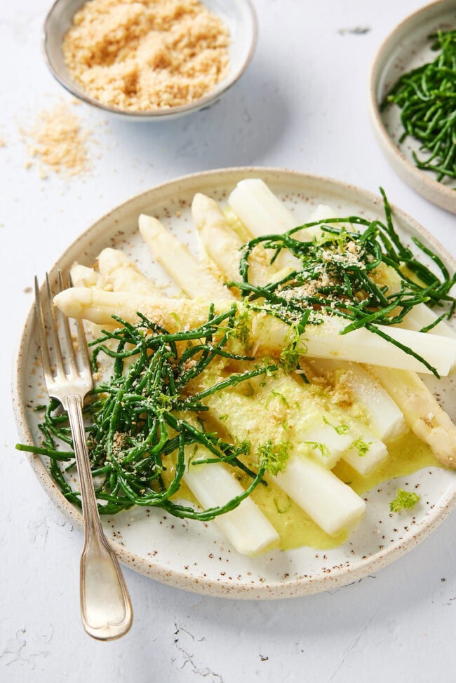 Witte asperges met zeekraal