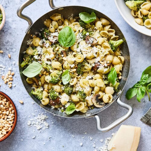Pasta pesto vegetarisch met broccoli