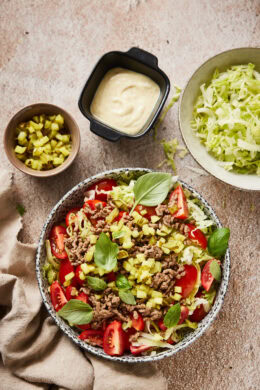 Big Mac salade zonder kaas in een kom