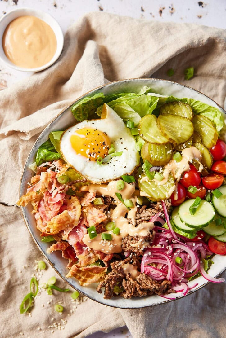 Burgerbowl met gebakken eitje