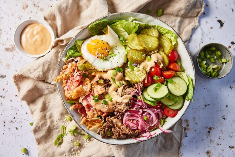 Burgerbowl met gehakt, gebakken eitje
