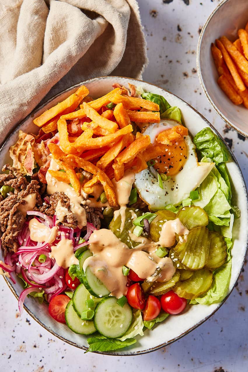 Goed gevulde burger bowl